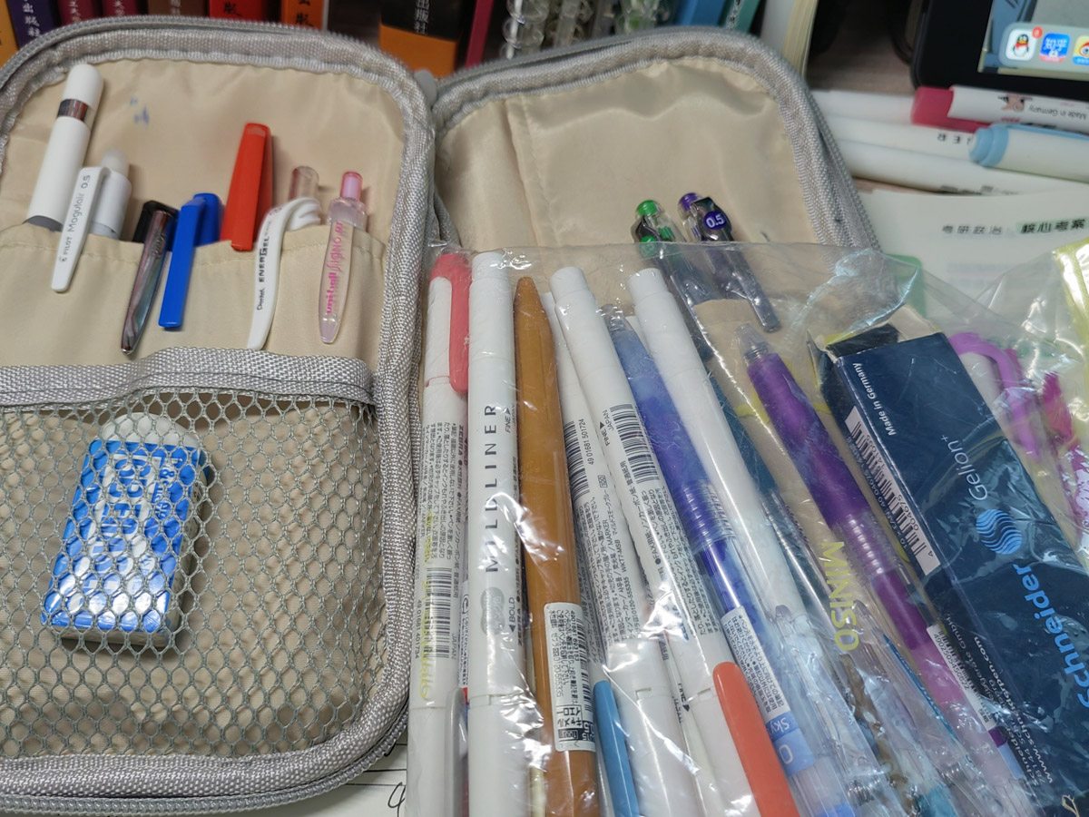 同學的水彩筆袋