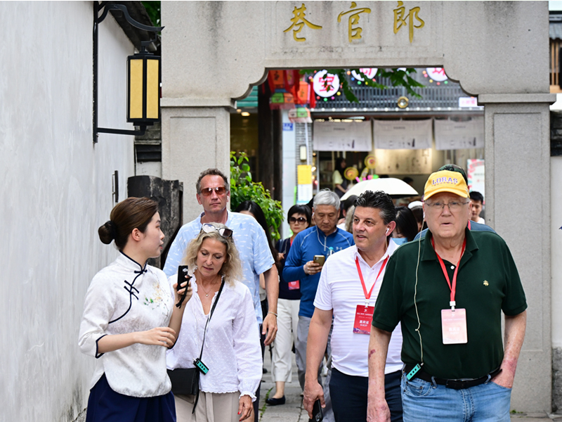 “鼓嶺之友”部分成員和中美各界人士在福州三坊七巷參觀訪問(wèn)