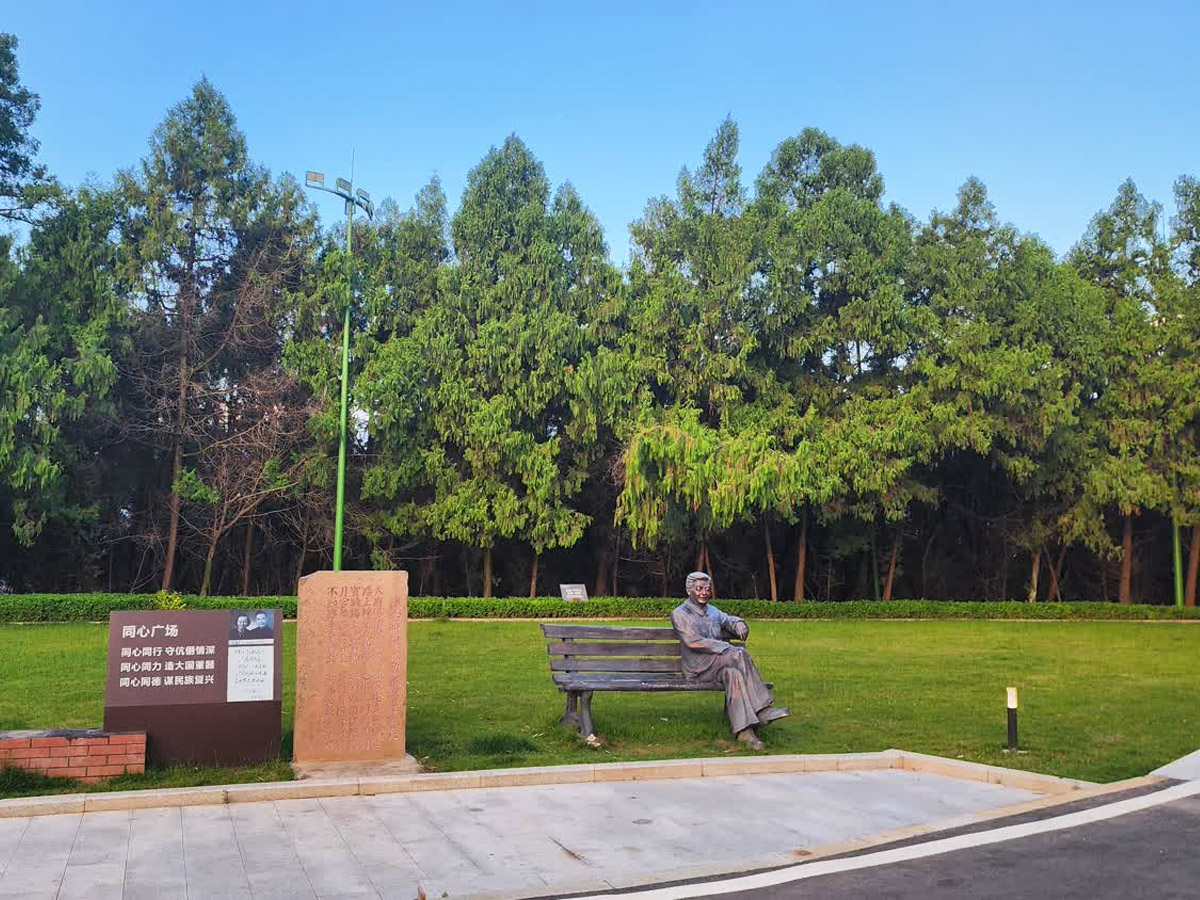 兩彈元?jiǎng)奏嚰谙人芟? /><br />
▲兩彈元?jiǎng)奏嚰谙人芟?</p>
<h3>
	保密工作
</h3>
<p>
	在核試驗(yàn)過程中，保密工作被擺在了極其重要的位置。從選址、勘察到建設(shè)、試驗(yàn)，每一個(gè)環(huán)節(jié)都充滿了保密色彩。為了確保核試驗(yàn)任務(wù)的成功和國家的安全，所有參與人員都嚴(yán)格遵守保密規(guī)定，工作中使用密語與代號，甚至將重要的信息隱藏在童謠等看似無關(guān)緊要的載體中。例如，新籌建的核武器研究所不會直接說名字，而是用“21所”去指代；相關(guān)的工作隊(duì)伍也不直接命名，而是用0673、0674等代號去稱呼；就連負(fù)責(zé)巡邏的小隊(duì)也用“打獵隊(duì)”來指代。成功研制出的原子彈也被賦予了如“老邱”、“邱小姐”等稱號。
</p>
<p align=